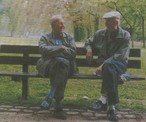 Anche una sana chiacchierata può contribuire a tenere sveglia la mente dell'anziano.