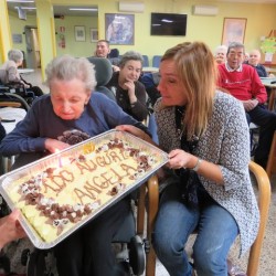 Angela Facconi e la torta per i suoi 100 anni